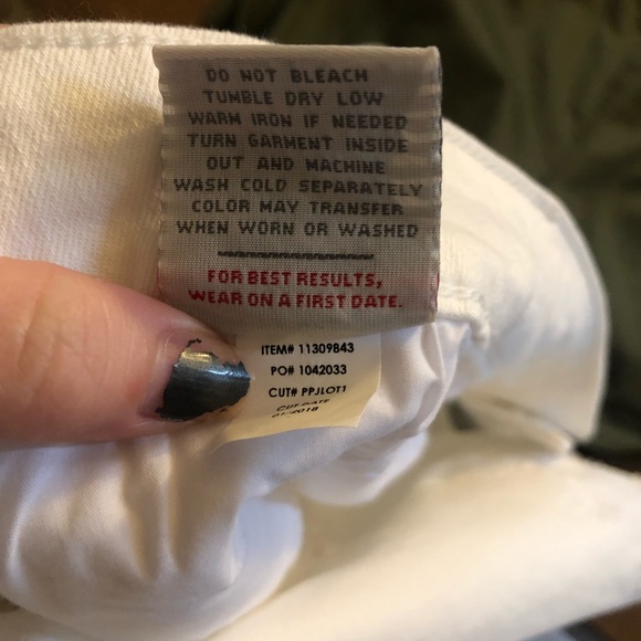 - **NWT** Torrid White Cutout Embroidery Skinny Short - Picture 9 of 9